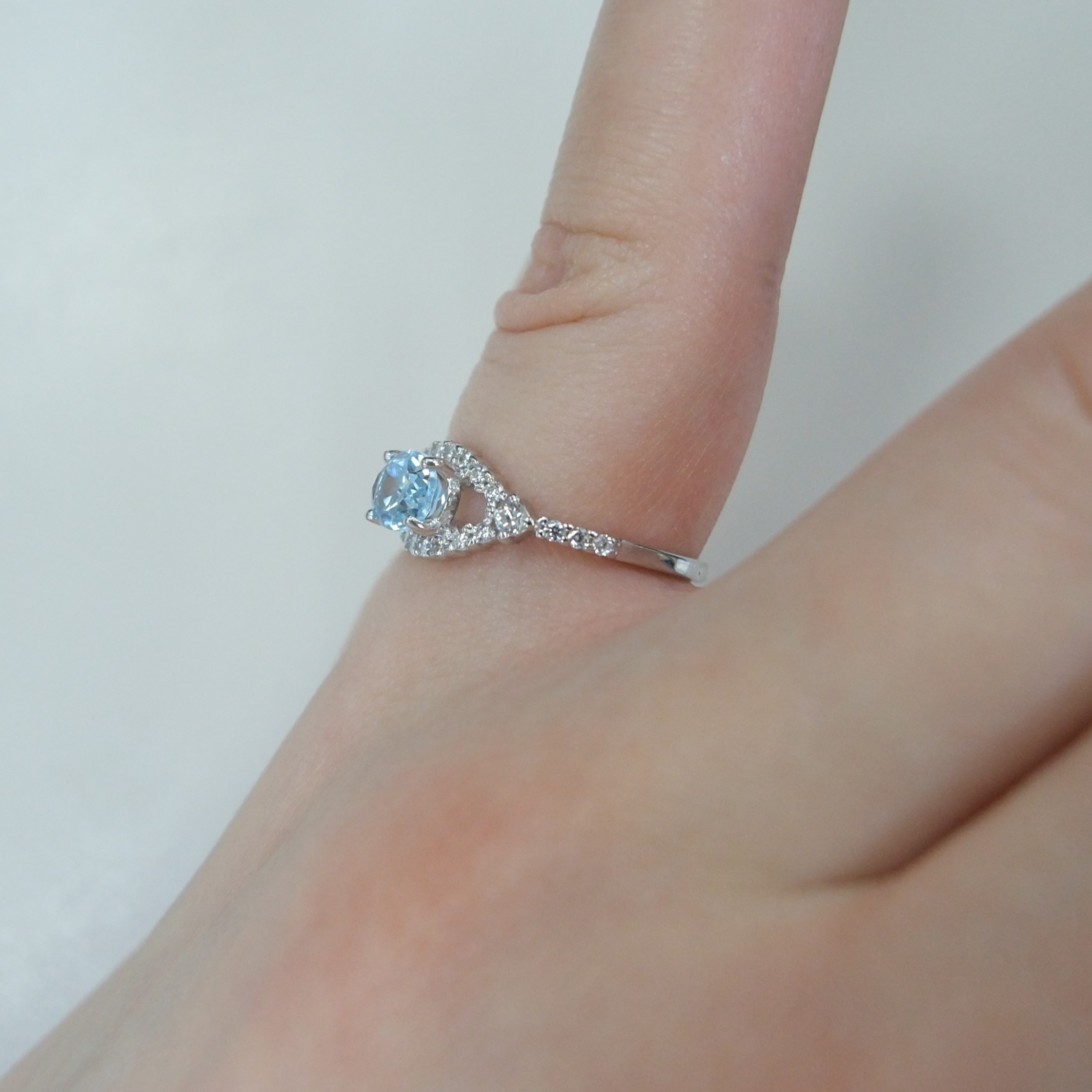Серебряное кольцо с топазом Скай